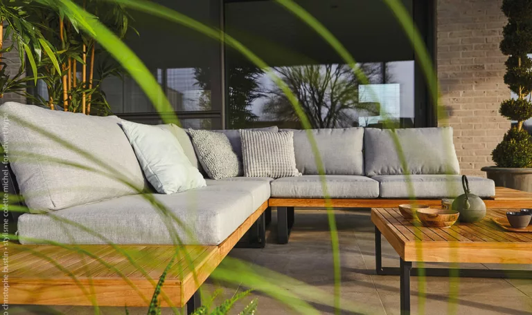 fauteuil et table devant une villa à l'extérieur