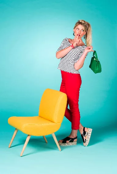 photo d'une fille avec un sac à main, stylisme 2024